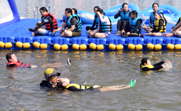 5일  서울 송파구 안심생존수영교육지원센터 한강 실기교육장에서 참석자들이 생존수영을 배우고 있다.서울시 교육청은 한강에서 생존수영을 배우고자 하는 초등학교 3~6학년 학생과 부모님을 대상으로 이날부터 오는 9일까지 교육을 진행한다.2019. 8. 5. 박윤슬 기자 seul@seoul.co.kr