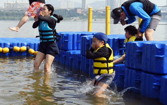 5일  서울 송파구 안심생존수영교육지원센터 한강 실기교육장에서 참석자들이 생존수영을 배우고 있다.서울시 교육청은 한강에서 생존수영을 배우고자 하는 초등학교 3~6학년 학생과 부모님을 대상으로 이날부터 오는 9일까지 교육을 진행한다.2019. 8. 5. 박윤슬 기자 seul@seoul.co.kr