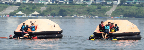 5일  서울 송파구 안심생존수영교육지원센터 한강 실기교육장에서 참석자들이 생존수영을 배우고 있다.서울시 교육청은 한강에서 생존수영을 배우고자 하는 초등학교 3~6학년 학생과 부모님을 대상으로 이날부터 오는 9일까지 교육을 진행한다.2019. 8. 5. 박윤슬 기자 seul@seoul.co.kr