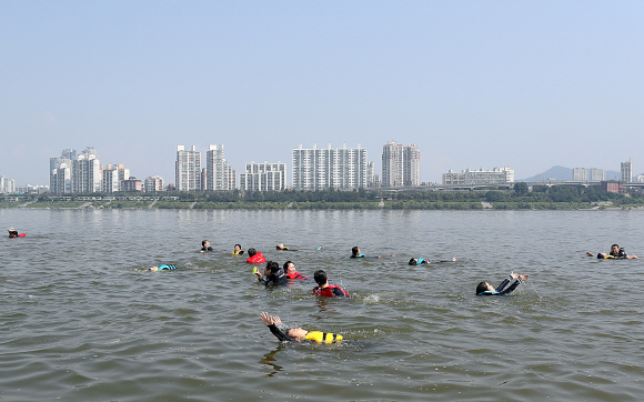 5일 오전 서울 송파구 안심생존수영교육지원센터 한강 실기교육장에서 참석자들이 생존수영을 배우고 있다.  서울시 교육청은 한강에서 생존수영을 배우고자하는 초등학교 3~6학년 학생과 부모님을 대상으로 이날부터 오는 9일까지 교육을 진행한다. 2019. 08.05. 박윤슬 기자 seul@seoul.co.kr
