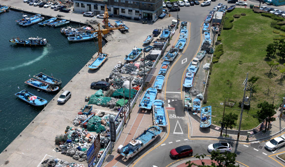 프란시스코 대비 육지 위로 올라온 선박