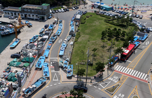 태풍 프란시스코 대비 육지로 올라온 배들