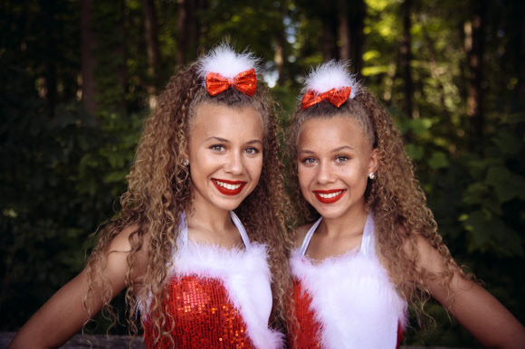 일란성 쌍둥이 자매가 3일(현지시간) 미국 오하이오주 트윈스버그 글렌 챔버린 공원에서 열린 ‘트윈스 데이즈 페스티벌(the Twins Days Festival)’에 참석해 즐거운 시간을 보내고 있다. 쌍둥이의 날은 생물학적 쌍둥이를 기념하며 1976년부터 매년 여름마다 열린다. 게티/AFP 연합뉴스