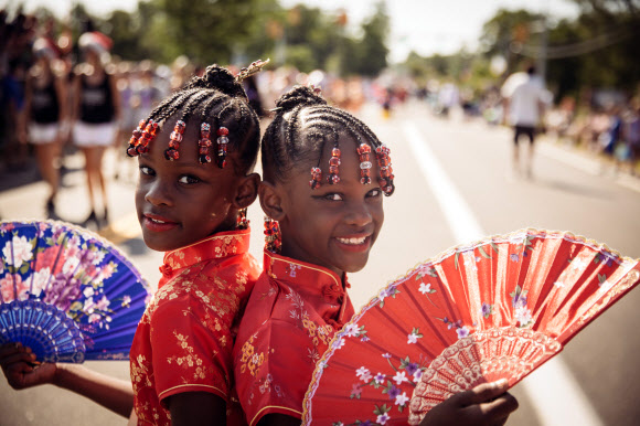 일란성 쌍둥이 자매가 3일(현지시간) 미국 오하이오주 트윈스버그 글렌 챔버린 공원에서 열린 ‘트윈스 데이즈 페스티벌(the Twins Days Festival)’에 참석해 즐거운 시간을 보내고 있다. 쌍둥이의 날은 생물학적 쌍둥이를 기념하며 1976년부터 매년 여름마다 열린다. 게티/AFP 연합뉴스