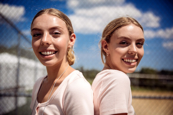 일란성 쌍둥이 자매가 3일(현지시간) 미국 오하이오주 트윈스버그 글렌 챔버린 공원에서 열린 ‘트윈스 데이즈 페스티벌(the Twins Days Festival)’에 참석해 즐거운 시간을 보내고 있다. 쌍둥이의 날은 생물학적 쌍둥이를 기념하며 1976년부터 매년 여름마다 열린다. 게티/AFP 연합뉴스