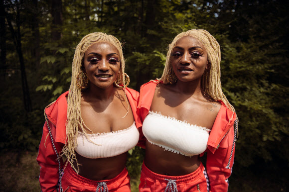 일란성 쌍둥이 자매가 3일(현지시간) 미국 오하이오주 트윈스버그 글렌 챔버린 공원에서 열린 ‘트윈스 데이즈 페스티벌(the Twins Days Festival)’에 참석해 즐거운 시간을 보내고 있다. 쌍둥이의 날은 생물학적 쌍둥이를 기념하며 1976년부터 매년 여름마다 열린다. 게티/AFP 연합뉴스