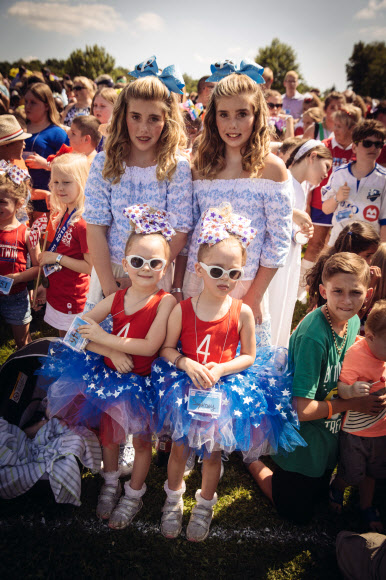 일란성 쌍둥이 자매가 3일(현지시간) 미국 오하이오주 트윈스버그 글렌 챔버린 공원에서 열린 ‘트윈스 데이즈 페스티벌(the Twins Days Festival)’에 참석해 즐거운 시간을 보내고 있다. 쌍둥이의 날은 생물학적 쌍둥이를 기념하며 1976년부터 매년 여름마다 열린다. 게티/AFP 연합뉴스