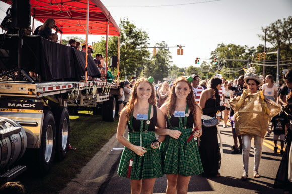 일란성 쌍둥이 자매가 3일(현지시간) 미국 오하이오주 트윈스버그 글렌 챔버린 공원에서 열린 ‘트윈스 데이즈 페스티벌(the Twins Days Festival)’에 참석해 즐거운 시간을 보내고 있다. 쌍둥이의 날은 생물학적 쌍둥이를 기념하며 1976년부터 매년 여름마다 열린다. 게티/AFP 연합뉴스
