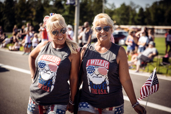 일란성 쌍둥이 자매가 3일(현지시간) 미국 오하이오주 트윈스버그 글렌 챔버린 공원에서 열린 ‘트윈스 데이즈 페스티벌(the Twins Days Festival)’에 참석해 즐거운 시간을 보내고 있다. 쌍둥이의 날은 생물학적 쌍둥이를 기념하며 1976년부터 매년 여름마다 열린다. 게티/AFP 연합뉴스