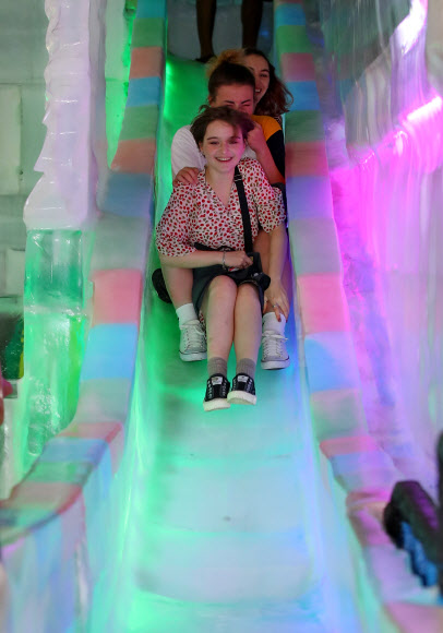 폭염 날리는 미끄럼틀