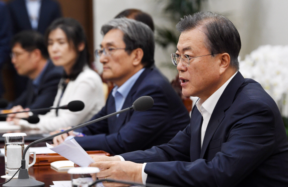 문재인 대통령이 5일 오후 청와대 여민관에서 열린 수석보좌관 회의에서 모두발언을 하고 있다. 2019.8.5.  도준석 기자 pado@seoul.co.kr