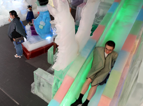 얼음 속에서 피서즐기는 시민들