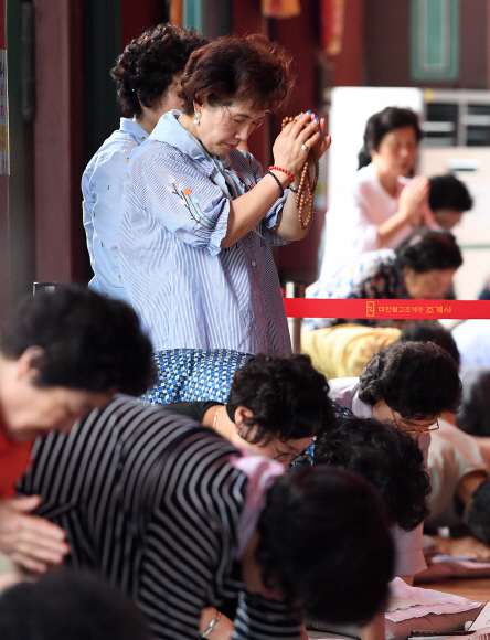 2020학년도 대학입학수학능력시험이 100여일 앞으로 다가온 5일 오후 서울 조계사에서 학부모들이 학업성취기도를 하고 있다. 2019.8.5 오장환 기자 5zzang@seoul.co.kr