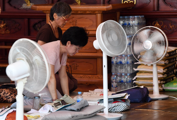 2020학년도 대학입학수학능력시험이 100여일 앞으로 다가온 5일 오후 서울 조계사에서 학부모들이 학업성취기도를 하고 있다. 2019.8.5 오장환 기자 5zzang@seoul.co.kr