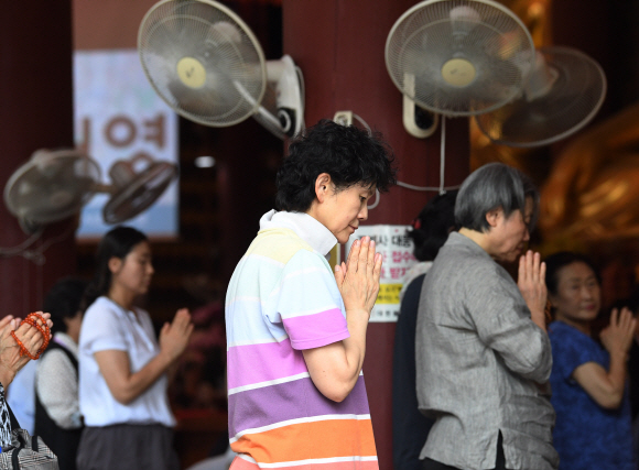 2020학년도 대학입학수학능력시험이 100여일 앞으로 다가온 5일 오후 서울 조계사에서 학부모들이 학업성취기도를 하고 있다. 2019.8.5 오장환 기자 5zzang@seoul.co.kr