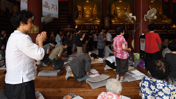 2020학년도 대학입학수학능력시험이 100여일 앞으로 다가온 5일 오후 서울 조계사에서 학부모들이 학업성취기도를 하고 있다. 2019.8.5 오장환 기자 5zzang@seoul.co.kr