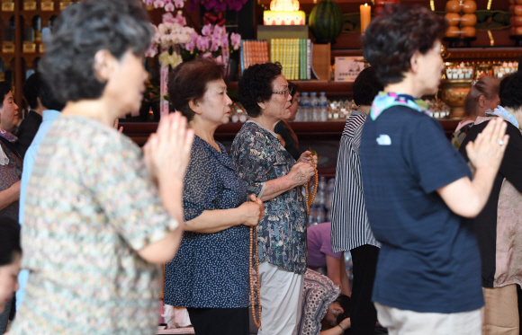 2020학년도 대학입학수학능력시험이 100여일 앞으로 다가온 5일 오후 서울 조계사에서 학부모들이 학업성취기도를 하고 있다. 2019.8.5 오장환 기자 5zzang@seoul.co.kr