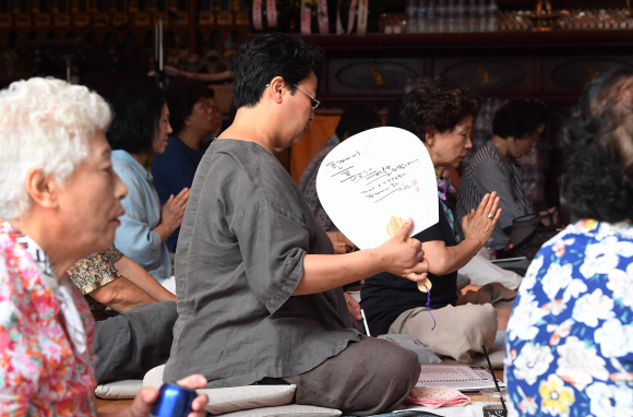 2020학년도 대학입학수학능력시험이 100여일 앞으로 다가온 5일 오후 서울 조계사에서 학부모들이 학업성취기도를 하고 있다. 2019.8.5 오장환 기자 5zzang@seoul.co.kr