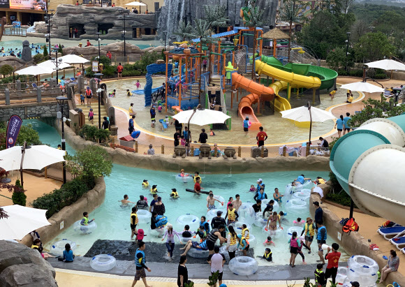 폭염특보 속 북적이는 워터파크