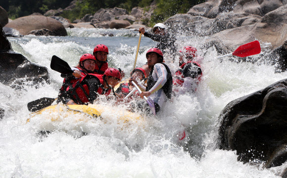 폭염 속 엄천강 래프팅