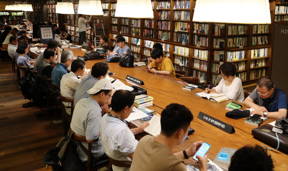 무더위에 북적이는 서점