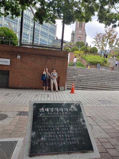 서울 명동성당 앞에 있는 이재명 의사 의거 터 표지석. 1887년으로 알려진 생년이 1890년으로 잘못 쓰여 있다.