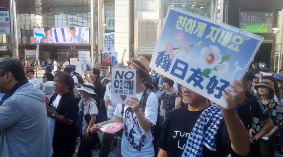 한국의 ‘반(反)아베’ 운동에 연대하는 일본 시민 200여명이 지난 4일 일본 도쿄 신주쿠역 인근에서 ‘노(NO) 아베’ 현수막을 들고 시위를 벌이고 있다. 이들은 “수출 규제는 일본 정부가 식민지배 피해자에 대해 아무런 반성도 하지 않고 성실함도 보이지 않는 증거가 될 뿐”이라며 “즉시 중단하라”고 촉구했다. 도쿄 연합뉴스