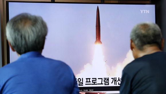 북한이 단거리 발사체 두 발을 발사한 6일 서울역에서 시민들이 TV로 관련 뉴스를 지켜보고 있다. AP 연합뉴스 