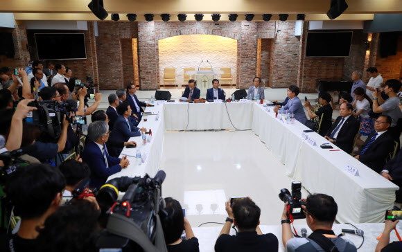 6일 새벽 서울 종로구 한국교회 100주년 기념관에서 명성교회 설립자 김삼환 목사의 아들 김하나 위임목사 청빙 결의 무효소송 재심 재판 판결 결과가 발표되고 있다. 명성교회가 속한 대한예수교장로회(예장) 통합 총회 재판국은 이날 명성교회 담임목사직 세습이 교단 헙법상 세습금지 조항을 위반해 무효라 판결했다. 2019.8.6  연합뉴스