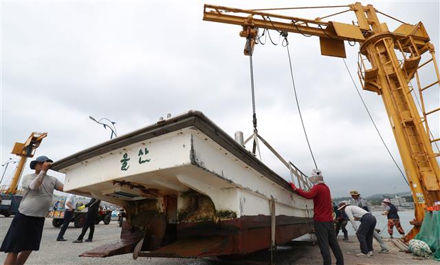 제8호 태풍 프란시스코(FRANCISCO)가 북상중인 6일 오전 울산시 울주군 나사항에서 어선이 태풍을 피하기 위해 육지로 옮겨지고 있다. 2019.8.6 뉴스1