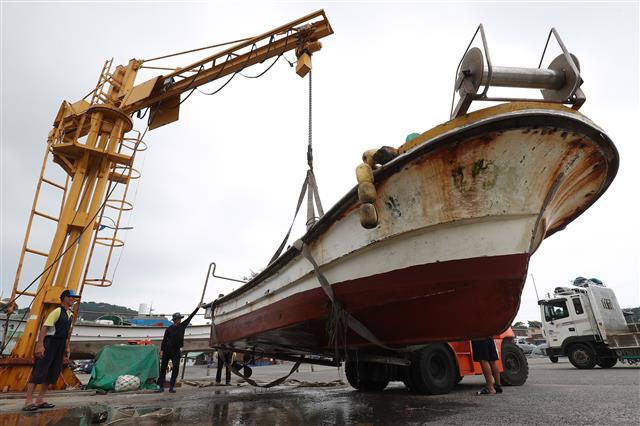 제8호 태풍 프란시스코(FRANCISCO)가 북상중인 6일 오전 울산시 울주군 나사항에서 어선이 태풍을 피하기 위해 육지로 옮겨지고 있다. 2019.8.6 뉴스1
