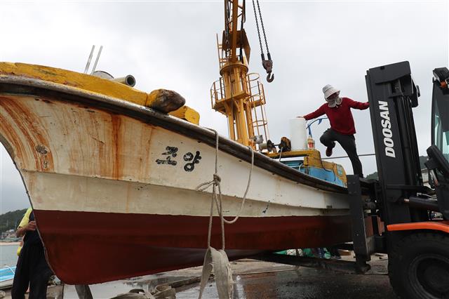 제8호 태풍 프란시스코(FRANCISCO)가 북상중인 6일 오전 울산시 울주군 나사항에서 어선이 태풍을 피하기 위해 육지로 옮겨지고 있다. 2019.8.6 뉴스1
