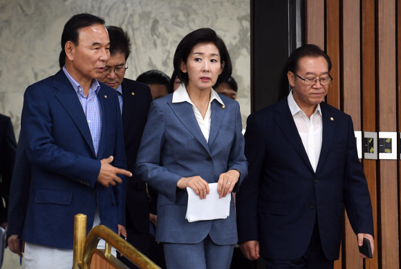 6일 서울 여의도 국호에서 열린 자유한국당 원내대책회의에 나경원 원내대표가 참석하고 있다. 2019. 8. 6 정연호 기자 tpgod@seoul.co.kr