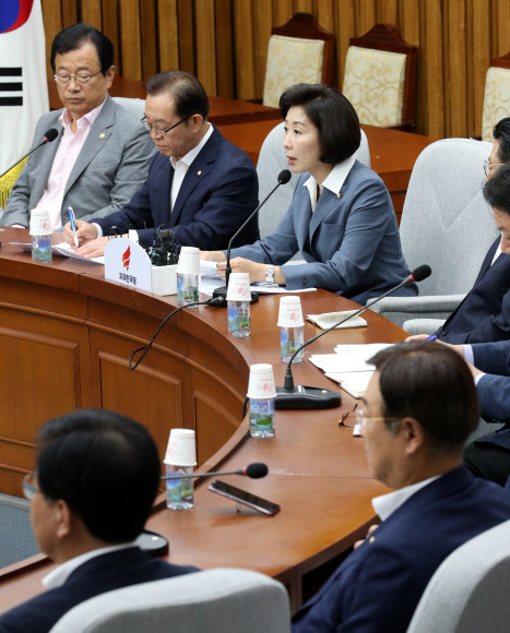 발언하는 자유한국당 나경원 원내대표