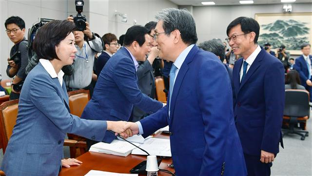 나경원 손잡은 노영민 비서실장