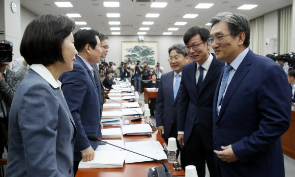 청와대 주요 인사들과 대화하는 나경원 원내대표