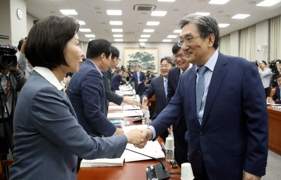 인사하는 노영민 비서실장과 나경원 원내대표