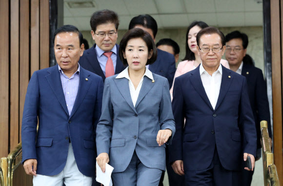 원내대책회의 들어서는 나경원 원내대표