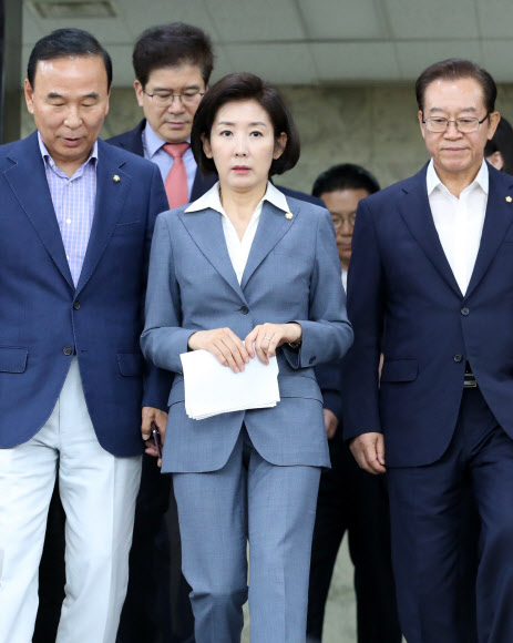 원내대책회의 들어서는 나경원 원내대표