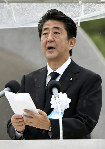 아베 신조 일본 총리가 6일 오전 히로시마 평화기념공원에서 열린 원폭 희생자 위령식에서 인사말을 하고 있다. 2019.8.6  연합뉴스