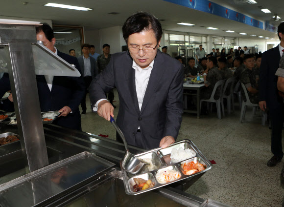자유한국당 황교안 대표가 6일 오후 경북 영천시 육군3사관학교를 방문해 생도들을 격려 후 함께 점심 식사를 하기 위해 배식을 하고 있다. 2019.8.6  연합뉴스