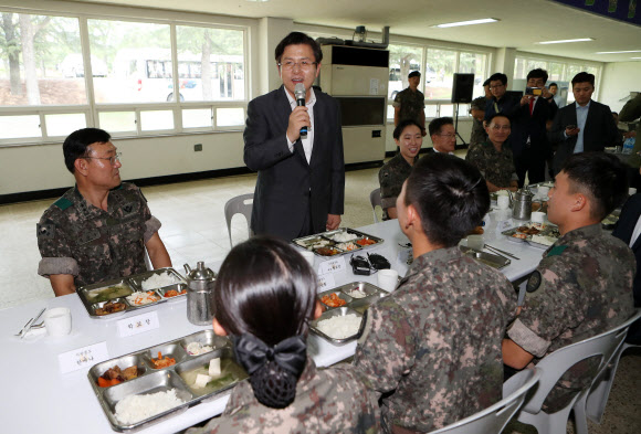 자유한국당 황교안 대표가 6일 오후 경북 영천시 육군3사관학교를 방문해 생도들과 함께 점심을 먹으며 격려하고 있다. 2019.8.6  연합뉴스