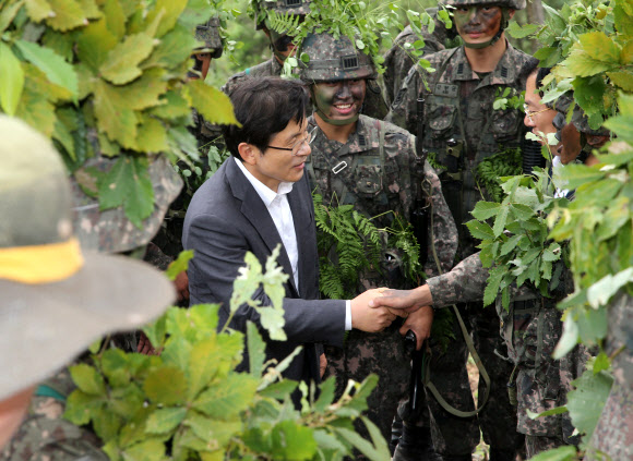 생도들 격려하는 황교안 대표
