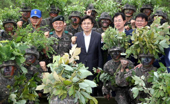 생도들 격려하는 황교안 대표