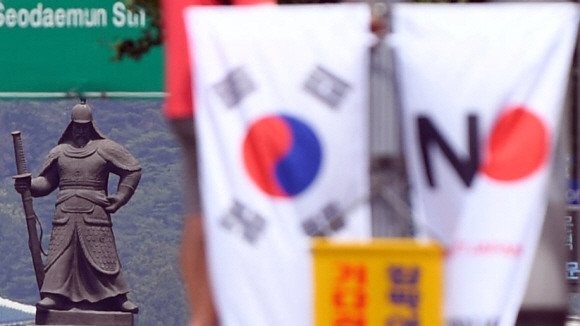 6일 서울 중구 세종대로 일대에서 중구청 관계자들이 태극기와 ‘노 재팬’ 배너깃발을 설치하고 있다.2019. 8. 6.  박윤슬 기자 seul@seoul.co.kr