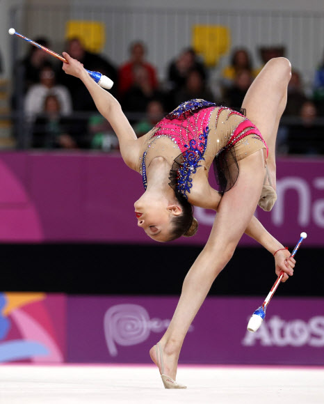아르헨티나의 솔 파인버그가 5일(현지시간) 페루 리마에서 열린 ‘팬 아메리칸 경기 대회(Pan American Games)’ 리듬체조 결승전중 곤봉 연기를 선보이고 있다. AP 연합뉴스