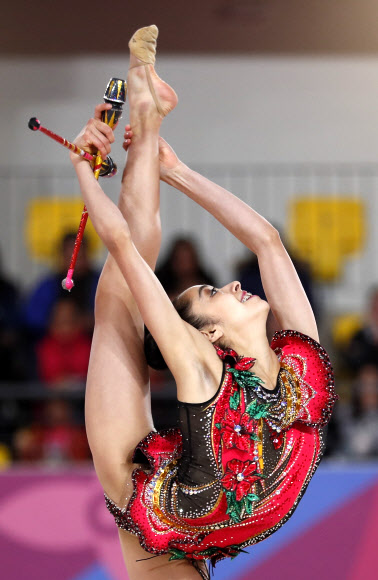 캐나다의 나탈리 가르시아가 5일(현지시간) 페루 리마에서 열린 ‘팬 아메리칸 경기 대회(Pan American Games)’ 리듬체조 결승전중 곤봉 연기를 선보이고 있다. AP 연합뉴스