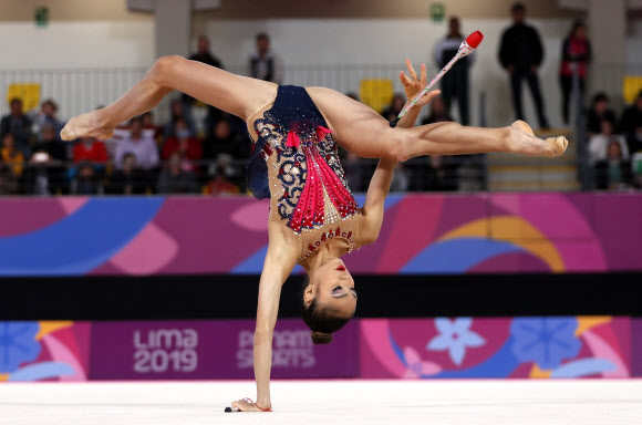 캐나다의 캐서린 우치다가 5일(현지시간) 페루 리마에서 열린 ‘팬 아메리칸 경기 대회(Pan American Games)’ 리듬체조 결승전중 곤봉 연기를 선보이고 있다. AP 연합뉴스