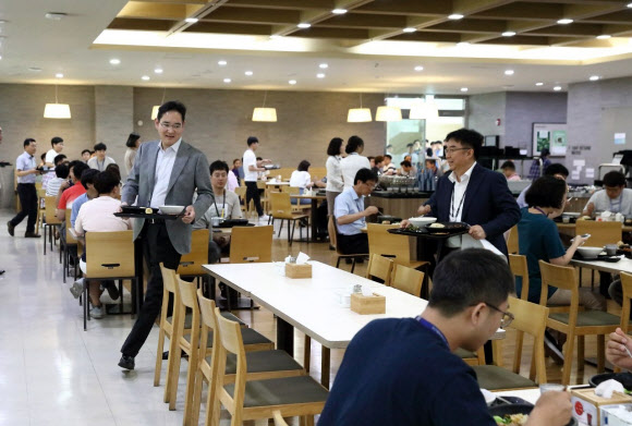 삼성전자 이재용 부회장이 6일 충남 아산시에 있는 온양캠퍼스를 방문해 경영진과 구내식당을 이용하고 있다. 오른쪽은 백홍주 TSP총괄 부사장. 2019.8.6  삼성전자 제공