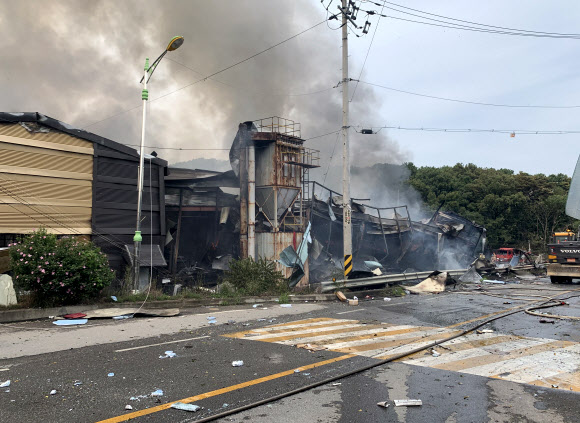 　6일 오후 1시 15분쯤 경기 안성시 양성면 한 생활용품 제조공장에서 폭발에 의한 것으로 추정되는 불이나 화재 진압 중이던 소방관 1명이 숨지고 7명이 다쳤다. 연합뉴스 제공